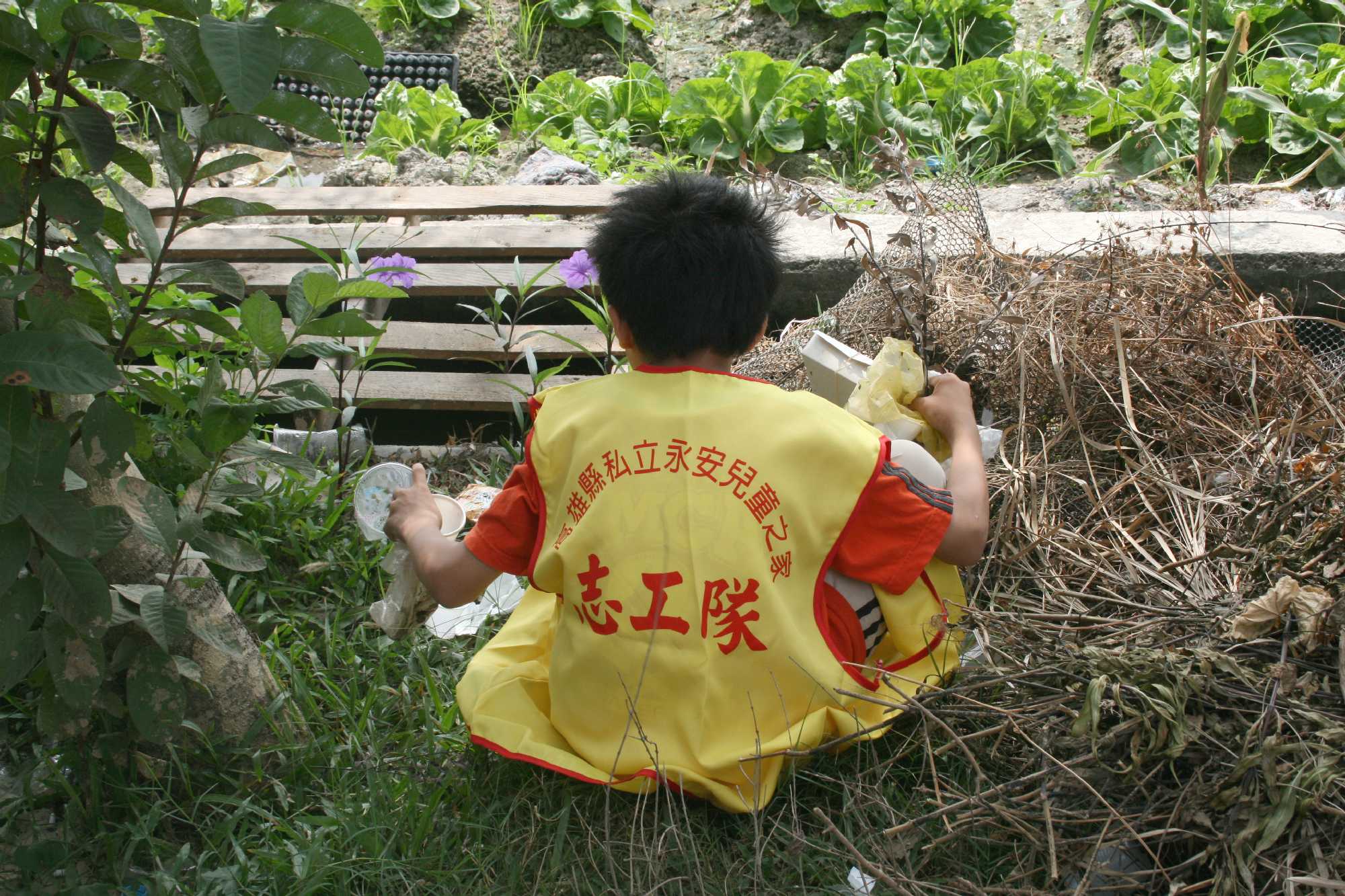 每到假日，永安的兒童都會排班做社區服務，基金會的同仁們在星期六的早上也跟著他們到公園撿垃圾．